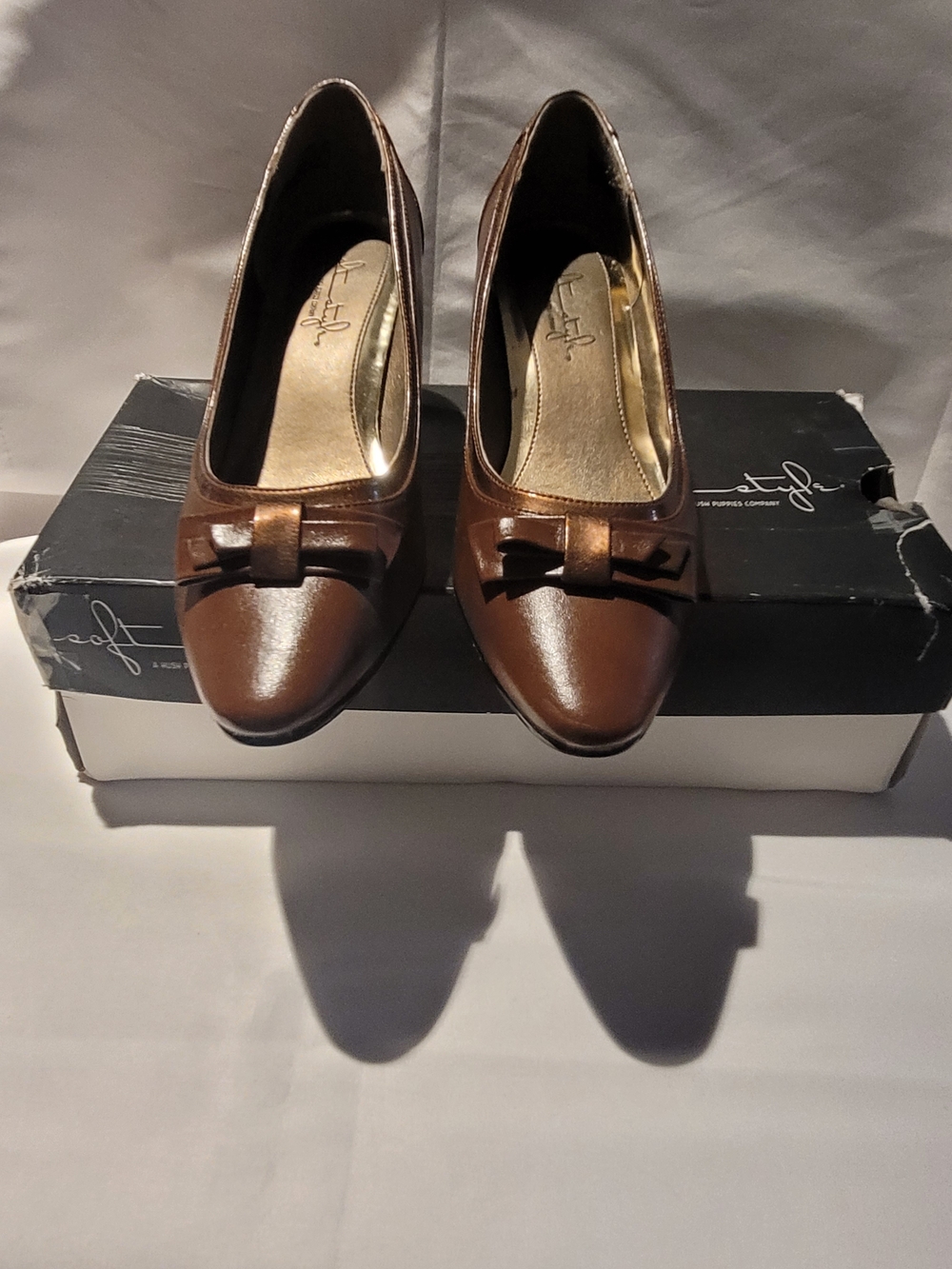 Soft Style by Hush Puppies Brown Leather Low Block Heel Pumps Bow Accent Size 8M
